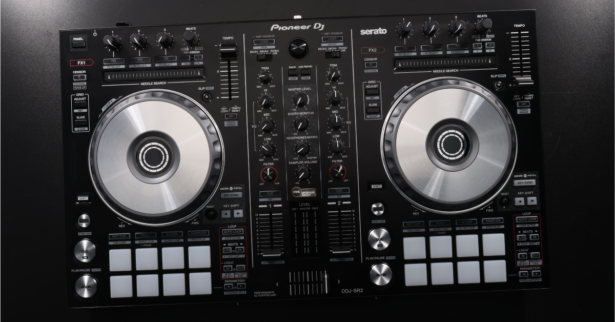 DJ apparatuur en microfoons
